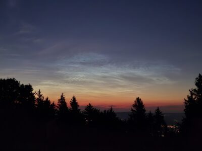 Mehr über den Artikel erfahren Nachtleuchtende Wolken (NLCs – Noctilucent clouds)