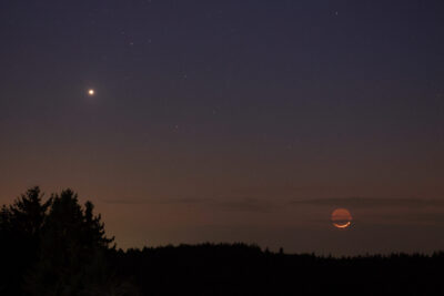 Mehr über den Artikel erfahren Mondsichel und Venus 18.04.2026