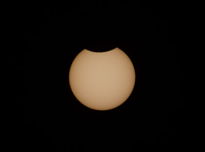 Mehr über den Artikel erfahren Partielle Sonnenfinsternis am 10. Juni 2021 (Komposit)